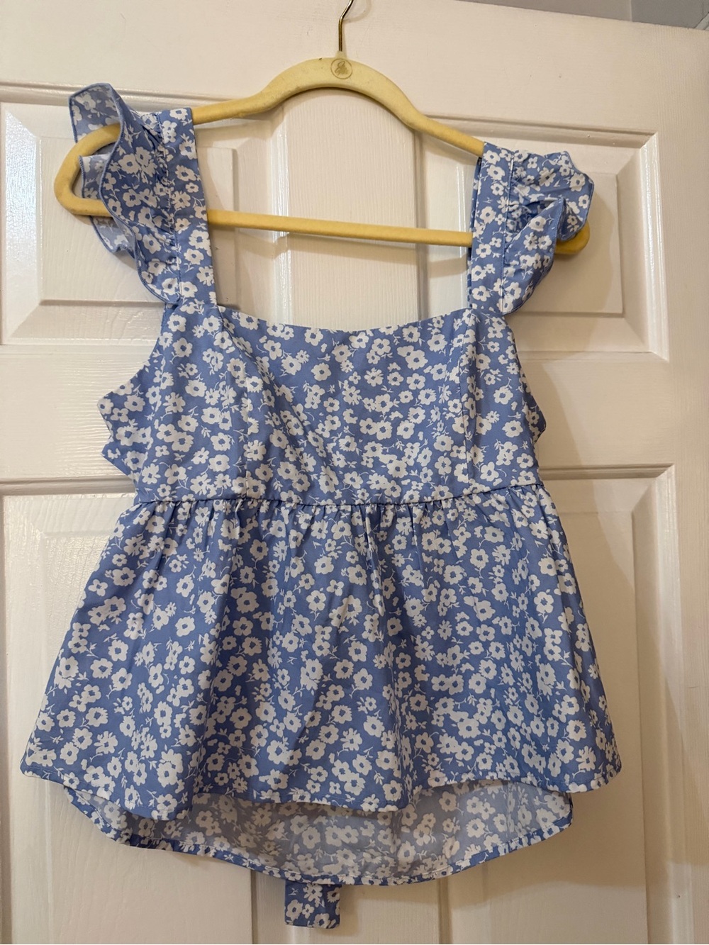 Altard State blue and white floral ruffle sleeve tie back tank - Picture 2 of 4